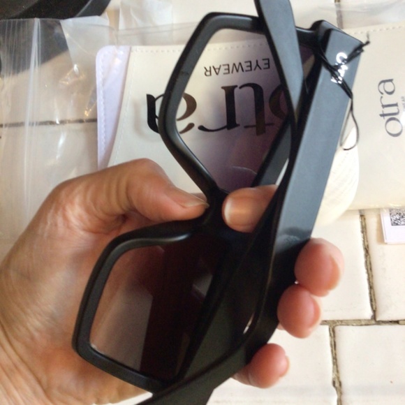 NEw! OTRA shield sunnies